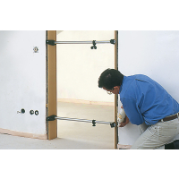 PRZYRZĄD USTALAJĄCY DO MONTAŻU OŚCIEŻNIC DRZWI