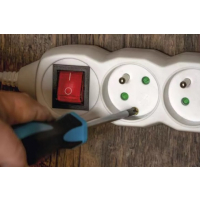 PRZEDŁUŻACZ Z WYŁĄCZNIKIEM 10M 5 GNIAZD