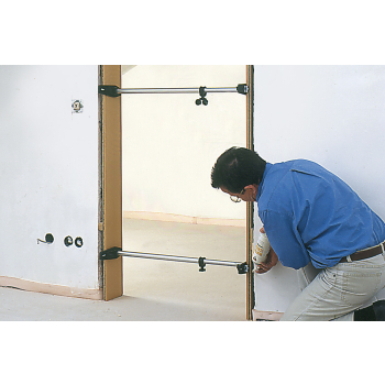 PRZYRZĄD USTALAJĄCY DO MONTAŻU OŚCIEŻNIC DRZWI